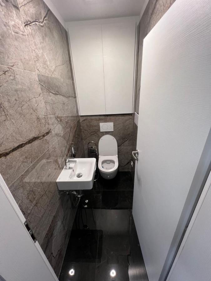 Soukromy Byt 2+Kk S Balkonem A Parkovanim 즈노이모 외부 사진